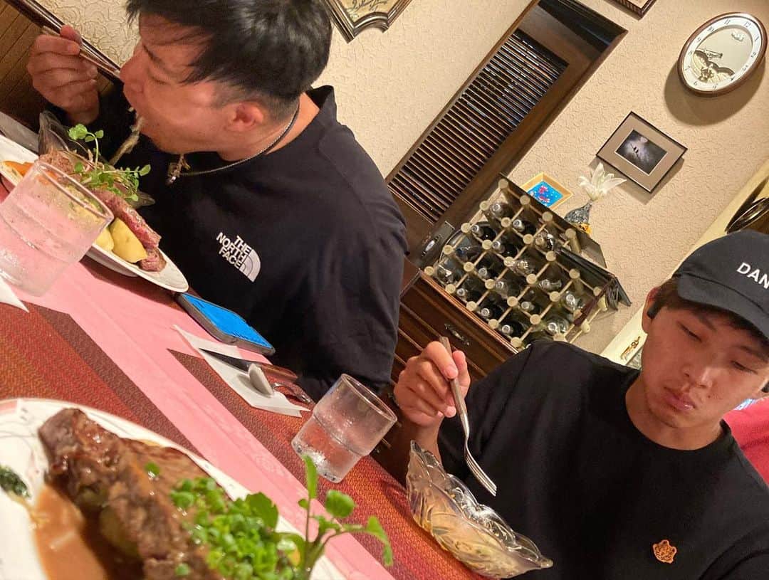 トクサンTVさんのインスタグラム写真 - (トクサンTVInstagram)「秋田県由利本荘市の洋食屋さん。 とてもいい雰囲気でステーキ抜群。  ライパチが肉を頬張り、タケトラはサラダのみ。 体型が物語ってます。  秋田涼しい。」9月1日 20時33分 - tokusan_no.0_appare