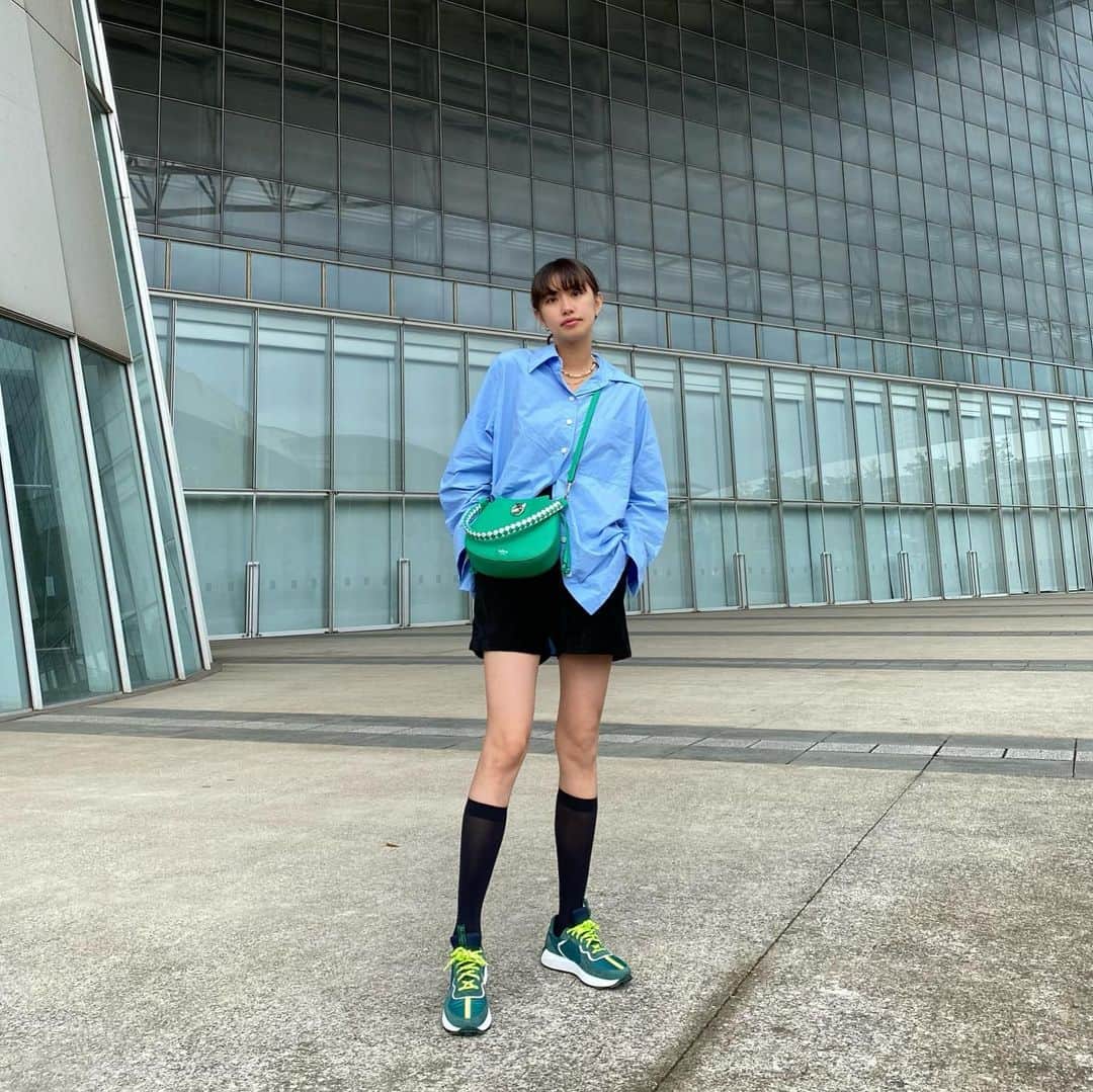 中田みのりのインスタグラム：「@mulberryengland のRunner SneakerにMini Iris Hoboバッグをあわせたスタイリング🏃🏽‍♀️ マルベリーといえばマルベリーグリーン🌿 グリーンのアイテムだいすき💚💚💚  #mulberryengland  #mulberryiris」