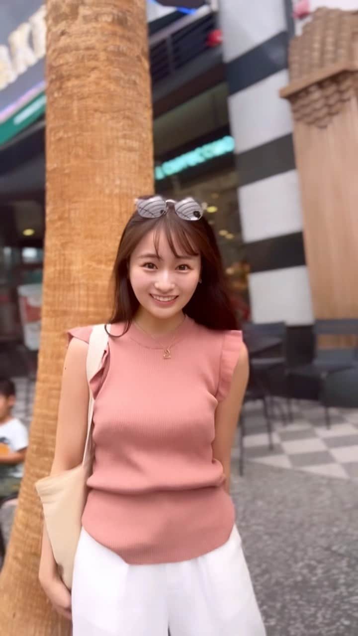 奥原ゆきののインスタグラム：「22歳になりました🎂 誕生日のDMやストーリーのメンションありがとうございます♡ あと、bieno1周年も気が付いて下さった方が多くて嬉しい！ . 高校生までは9月1日は毎年「始業式＋宿題の提出日＋午前授業なので部活が長時間練で外周」だったのが懐かしい🥴 あと気合い入れた髪型をしても、防災の日なので、避難訓練があり、防災頭巾を被って崩れちゃうのが悲しかった‥😅 . 21年生きて色んな環境や場所で大切にしたい人に沢山出会えたので、今年も感謝を忘れず更に沢山の経験と成長できる一年にしたいです(^^)  そして、ミスコンを応援して下さってた方へ😌 ふと、2年前の誕生日配信を思い出しました。 あの時の私があるから今があるのでずっと応援してくださる方に本当に感謝しています✨ これからもよろしくお願いします！🙋‍♀  . . .  #女子大生 #女子大生の日常 #リール動画 #reelsinstagram #vlog #ノースリーブ  #ロングヘア  #大学生コーデ #大学生の日常 #慶應義塾大学 #学生起業 #usj #usjコーデ #ユニバコーデ」
