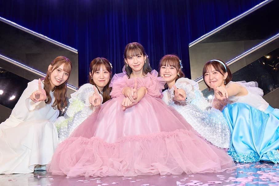 田中菜津美のインスタグラム：「. なっちゃん卒業おめでとう💐 . 大好きなマイファミリーたち👨‍👩‍👧‍👧🤍🤍 . #松岡菜摘卒業公演 #hkt48 #hkt1期生」