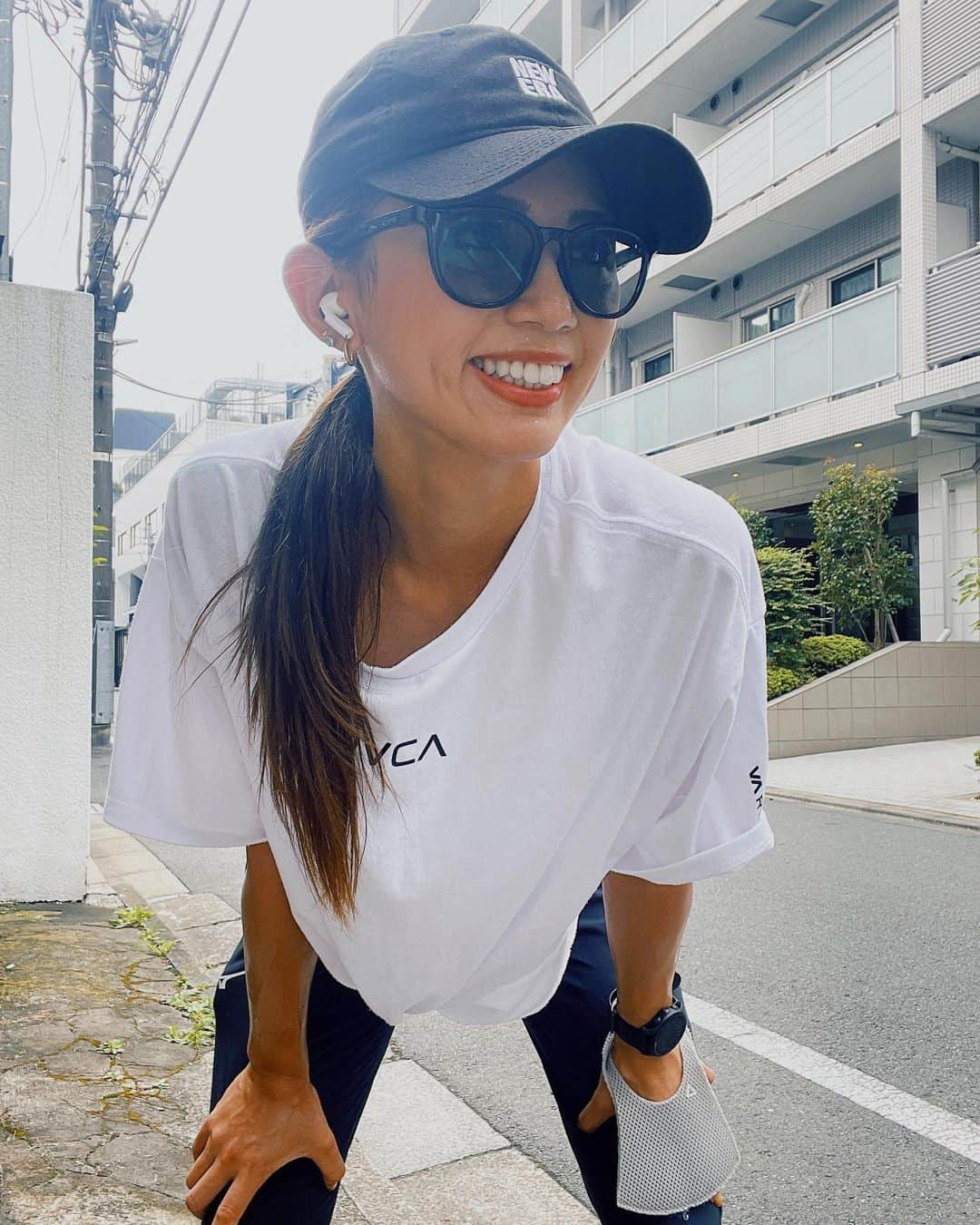 坪井ミサトのインスタグラム：「久々の街ラン🏃‍♀️ 汗だく。笑笑  朝パーソナルからの 渋谷〜新宿まで走った日🏃‍♀️  街ランは飽きずに走れるのでスキ❤️‍🔥  膝の痛みもほぼ治りかけ！ ってエンジン全開にしすぎないよに ボチボチいきます🫡  とりあえず 次のマラソン大会は決まったので 徐々に距離を伸ばそう👍  #マラソン #run #running #runner #sport #rvca #newera #mizuno #gym #fitness #fitnesslife #fitnessgirl」