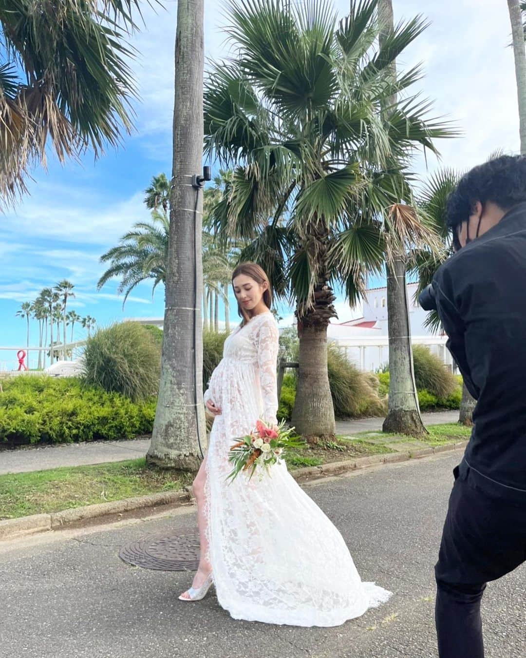 阪井あゆみのインスタグラム：「Maternity photo &  1歳Birthdayphoto & Family photo🌴👨‍👩‍👦♥️  天候にも恵まれとっても素敵なロケーションのなか#shooting  @hautecouturedesign_  @hautecouturedesign_event の心こもったセッティング、センスのいいアレンジ演出に感動しました！！ @yusukeyamaguma のドラマティックでまさに神秘ともいえるほどの世界観を刻んでいただきました📸  皆さまのおかげでリラックスでき、とても楽しい時間を過ごすことが出来ました。ありがとうございます☺️一生の記念になりました📸  仕上がりがを楽しみに…✨ おやすみなさい👨‍👩‍👦🌴  #マタニティーフォト #オートクチュールデザイン #家族写真 #第二子妊娠中」