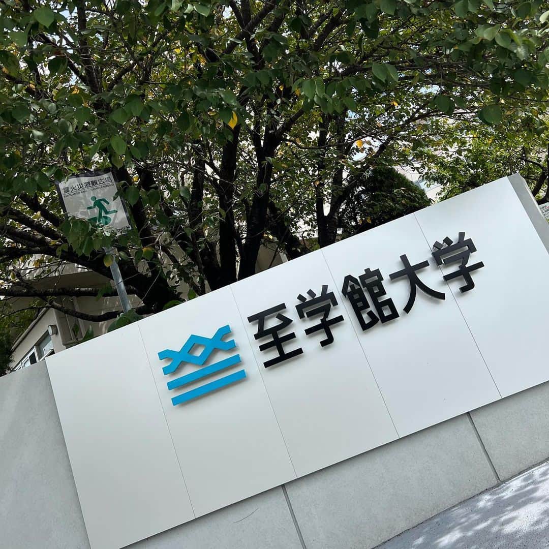 寺本明日香のインスタグラム：「この度、至学館大学の 健康科学研究所 研究員 体操競技部 女子監督に 就任しました。  4月の引退会見時、私は ｢将来は日本代表の指導やサポートに関わりたい｣と言いました。 でもまずは基礎からです。 至学館大学のお力をお借りして 私は1から作りながら勉強したいと思いました。  そんな私の挑戦の第1歩に 谷岡理事長はじめ、 たくさんの方々の応援をいただきました。 谷岡理事長からは 何年かかっても失敗してもいいから挑戦して下さいと おっしゃっていただきました。 まだまだ指導者、教育者としては卵な私が、 たくさんのことを選手や生徒から学ばせてもらえることを楽しみにしています。  そして母校、中京大学と 名古屋経済大学市邨高等学校、中学校 小牧市立小牧南小学校とも これからまた様々な形でご縁があります。 次のステップをどんな形でも応援して下さる皆様に 感謝です。  イベントや行事なども参加していきます。 小牧市の体操教室イベントや 地方他方での講演会も近日で予定しています。 また随時更新していきます。  あたたかく見守ってくださると幸いです。  #至学館大学  #至学館大学体操競技部」