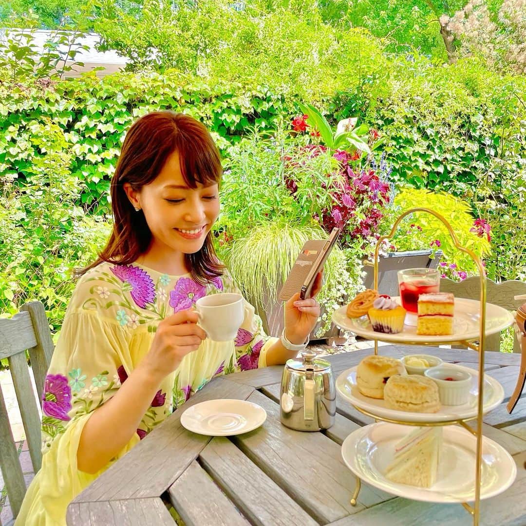 佐竹茉里奈のインスタグラム：「蓼科☺️ バラクライングリッシュガーデンは、小さい頃から家族で行ってた思い出の場所^ - ^ 久しぶりに行ってきました♡✧🌹　お花に囲まれながらアフタヌーンティー🫖優雅な時間❤️❤️🌻 3枚目📷 パターゴルフした後に暑くて蓼科アイスさんで蓼科湖を見ながらブルーベリーアイス🫐🍨　美味しかった❤️❤️ (そういえば、こないだ、久しぶりにゴルフの打ちっぱなし行ったらめっちゃ下手になってて、、蓼科でやったパターゴルフすら😮‍💨😱って感じ笑笑 また涼しくなったらゴルフ⛳️行けるように打ちっぱなし通わなきゃ❤️💦💦) #蓼科#蓼科高原#長野県#バラクライングリッシュガーデン#蓼科高原バラクライングリッシュガーデン#アフタヌーンティー#蓼科アイス#ブルーベリーアイス#蓼科湖#ビーナスライン蓼科湖#道の駅#ビーナスライン#ドライブ#日帰りドライブ#美味しい物 #スイーツ #カフェ #美味しいもの好きな人と繋がりたい #幸せ#優雅な時間」