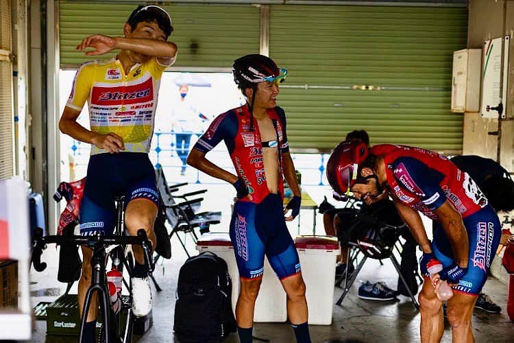 増田成幸さんのインスタグラム写真 - (増田成幸Instagram)「大好きな写真📸  みんなで頑張ってレースを走り終えた後の、充実感に溢れた一枚。喜びを分かち合ってるやつ。  こんないい表情してたのか、…って後から写真でも見ないと分からないから。  いつもチームに帯同して下さる、阪本カメラマンに感謝です🙏  スポーツっていいなぁ。 左から順に38歳23歳36歳。 一緒になって青春させてもらっています。  #utsunomiyablitzen #sunvolt #lazer #JCL #オートポリス #ロードレース #汗だく」8月8日 22時29分 - nariyukimasuda