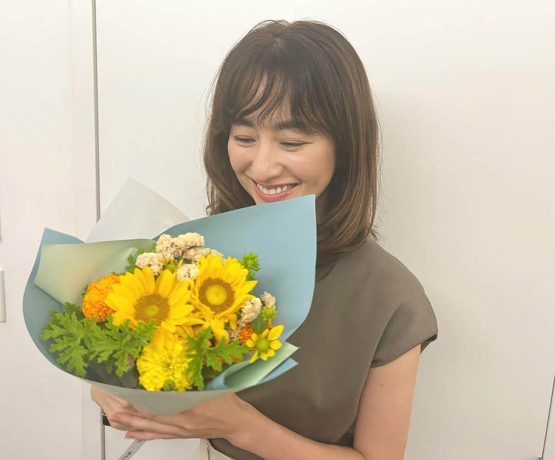 前田ゆかのインスタグラム：「撮影が終わって、 嬉しいギフト💛　  元気が出る明るいお花 ありがとうございました💐🌻  #動画 #かわいいギフトまで #お気遣い #ありがとうございました☺︎」