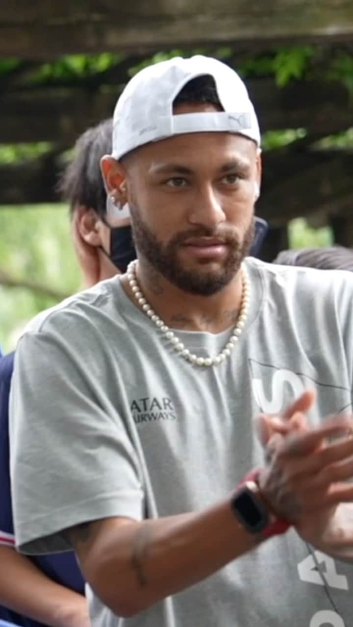 りゅートリックスのインスタグラム：「Neymar: Show me some easy tricks Me: I got you😎 ・ ・ ネイマールに「技見せて」って言われて、拍手貰える人生は想像しなかった。元ラグビー部がリフティングを始めて9年。何事も本気でやり続ければ、夢は予期せぬ時にふと叶うかもしれませんね。 ・ ・ #サッカー#リフティング#ネイマール #psgfans #neymar」