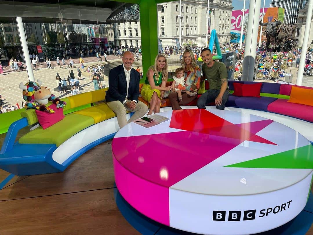 ガブリエル・アドコックのインスタグラム：「Thank you for having us @bbcsport we had a blast! It was a pleasure to sit on the sofa with @mrjasonmohammad @hollyhamiltontv photo cred to the lovely @toniacouch 😘 #commonwealthgames2022 #fundayout #BabyP&BBC」