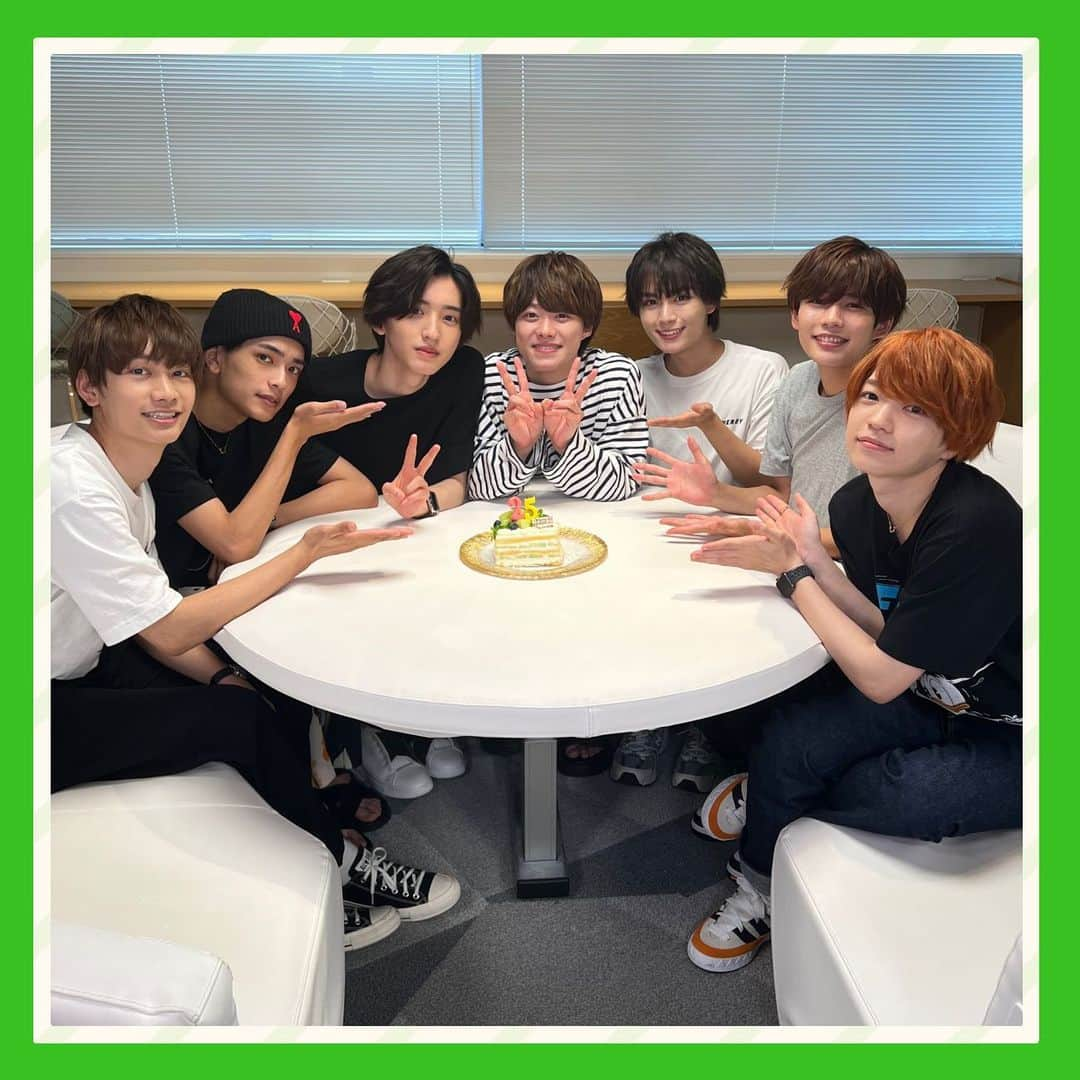 なにわ男子さんのインスタグラム写真 - (なにわ男子Instagram)「⁡ 〈 💚HAPPY BIRTHDAY💚 〉 ⁡ 本日、8月9日(火)は、 大橋和也の25歳の誕生日です🌷  ⁡ ↓ メンバーからのメッセージ💌 ↓  ⁡ 大橋〜！ ⁡ ほんまにほんまに誕生日おめでとう😊(棒読み) なにわのリーダーとして、これからも元気で引っ張って下さい！ プリン🍮食べ過ぎて〜？？？？  ⁡ by じょー  ⁡  大橋くーん！ お誕生日おめでとうございます🎉🎁🎈🎊㊗️ 25歳ですね！！ これからも宇宙中にプリンぶちまけてくださいね笑 良い一年になりますように ⁡ by みっちー  ⁡  #なにわ男子  #naniwadanshi  #なにわグラム #大橋和也誕生祭」8月9日 0時00分 - naniwadanshi728official