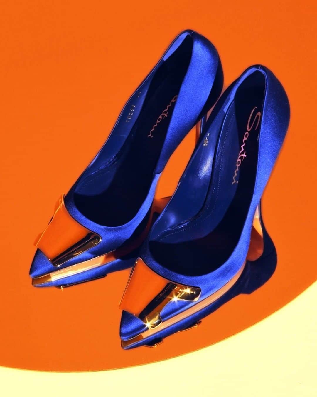 サントーニのインスタグラム：「An elegant alloy of tradition and modernity.  The metal Santoni plaque that adorns our handcrafted blue pump enhances femininity for a bold style. Born from a fusion of classic style and modern design.   Soon available on santonishoes.com  #Staytuned  #Santoni #SantoniFW22 #SantoniSibille」