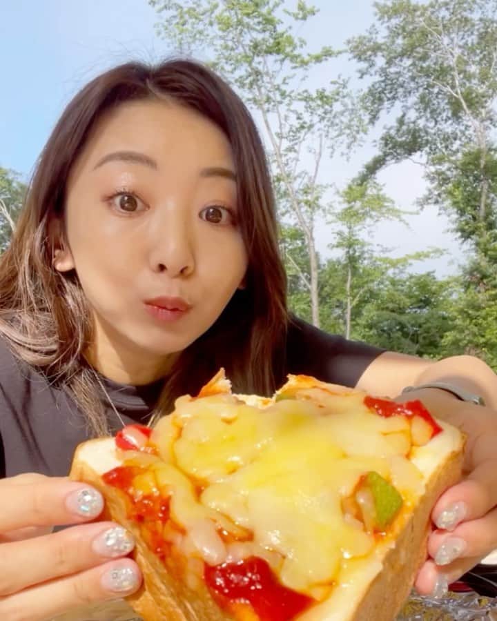 のインスタグラム：「人生2回目のグランピング!!🤣✌️  栃木のグランピング施設【モビリティリゾートもてぎ】に行ってきたよおおおお!!!! 人生2回目のグランピング!!🌴 最高すぎて言いたいこと多すぎる🥹🤣  今回泊まったのは平日1組限定の女子会プランで、テントは可愛いし食事は全部映えでレストラン以上に美味しいし、焚き火はエモエモだし、、絵力凄すぎない？🥹🔥  たっぷり食べた翌日は施設内のアスレチックでめちゃくちゃ運動したよ!!🤣✌️✨ 全身バッチリ筋肉痛😂  自然の中で遊ぶって、こんなに楽しかったっけね🥹🌴（てか２枚目の私の声響きすぎじゃない？wあとでスタッフさんに「まりなさんの声、山中に響いてましたw」って言われたwはずw）  お子ちゃまと行ってもパートナーと行っても絶対楽しいだろうな、、、最高の施設でした!!!  ぜーーーったいまた行くううう!! サブちゃんでも詳しく動画撮ったからそっちも見てね😆✌️  #モビリティリゾートもてぎ #グランピング #森と星空のキャンプヴィレッジ #食事は女子会プランだよ✨ #女性が1人でもいれば女子会プラン選べるよ✨ #アスレチックは宅トレの成果の見せ所 #みんな行ってみてね✨ #pr」