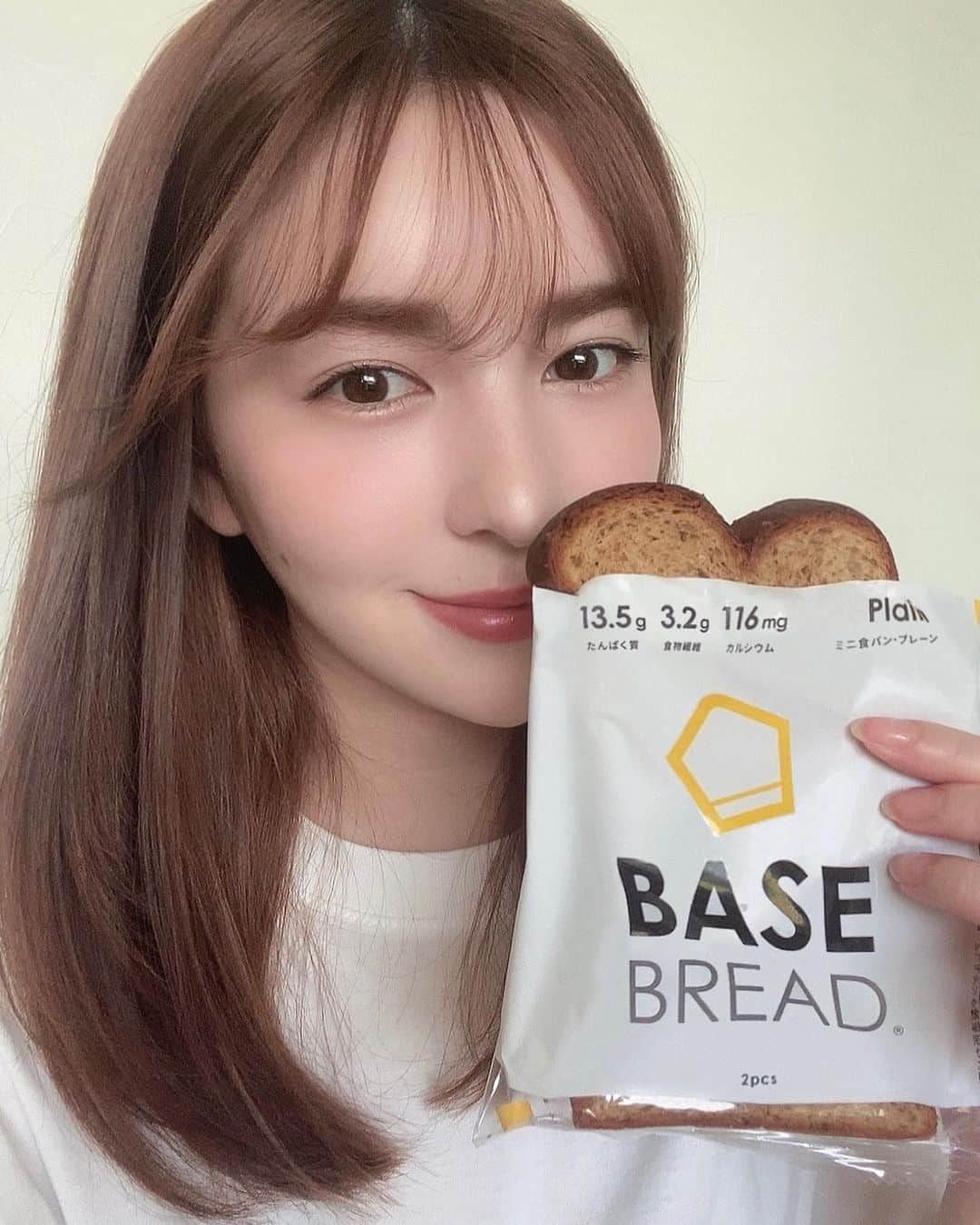 スミス楓さんのインスタグラム写真 - (スミス楓Instagram)「宣伝♡  最近朝ごはんで食べてるBASE FOOD🍞😙  ダイエットとかトレーニング時の栄養補給にもおすすめ💪🏻  合成保存料・合成着色料不使用で賞味期限も約1ヶ月！  コンビニにも売ってるからお腹すいたときに手軽に買えるの嬉しいよね🏪😲💕  味もたくさんあるんだよー🥐全部美味しい！  #BASEBREAD #BASEFOOD #ベースブレッド #ベースフード #食物繊維 #タンパク質 #体質改善 #全粒粉 #PR @basefood_tokyo」8月9日 16時48分 - kaede_929