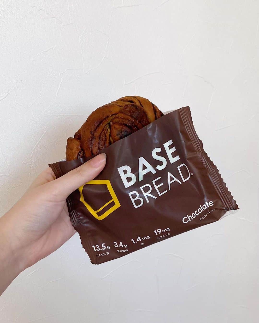 スミス楓さんのインスタグラム写真 - (スミス楓Instagram)「宣伝♡  最近朝ごはんで食べてるBASE FOOD🍞😙  ダイエットとかトレーニング時の栄養補給にもおすすめ💪🏻  合成保存料・合成着色料不使用で賞味期限も約1ヶ月！  コンビニにも売ってるからお腹すいたときに手軽に買えるの嬉しいよね🏪😲💕  味もたくさんあるんだよー🥐全部美味しい！  #BASEBREAD #BASEFOOD #ベースブレッド #ベースフード #食物繊維 #タンパク質 #体質改善 #全粒粉 #PR @basefood_tokyo」8月9日 16時48分 - kaede_929