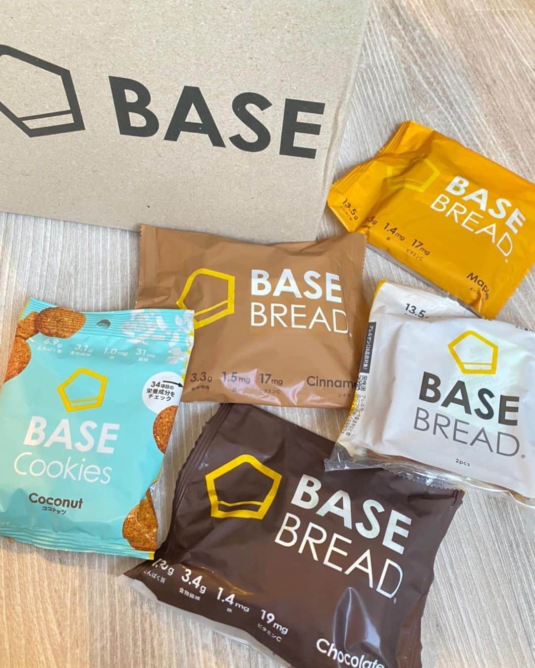 スミス楓さんのインスタグラム写真 - (スミス楓Instagram)「宣伝♡  最近朝ごはんで食べてるBASE FOOD🍞😙  ダイエットとかトレーニング時の栄養補給にもおすすめ💪🏻  合成保存料・合成着色料不使用で賞味期限も約1ヶ月！  コンビニにも売ってるからお腹すいたときに手軽に買えるの嬉しいよね🏪😲💕  味もたくさんあるんだよー🥐全部美味しい！  #BASEBREAD #BASEFOOD #ベースブレッド #ベースフード #食物繊維 #タンパク質 #体質改善 #全粒粉 #PR @basefood_tokyo」8月9日 16時48分 - kaede_929