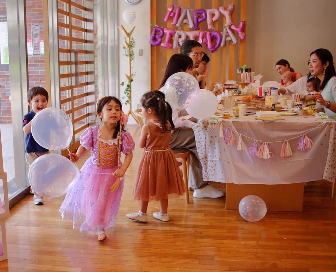 佐々麻梨江のインスタグラム：「My princess just turned three! We had a pretty party and her wonderful friends are gathered😝💕 Happy birthday 👧.What a beautiful life these last three years.You gave me so many kinds experience😭💕 I will always try to be a good mom of you👱‍♀️  べべと呼んでいた娘が3歳に💕 友達が集まってみんなで楽しいパーティができました✨💕 パーティの準備大変だろうなって思ってたけど、体育祭とか文化祭張り切っちゃうタイプだったこと、思い出して楽しかった😻 何より大満足な娘の顔を見れて来年も頑張る気になれたよ💕  * * *  #birthdaygirl  #threeyearsold #birthdayparty  #kidsbirthdayparty  #momlife」