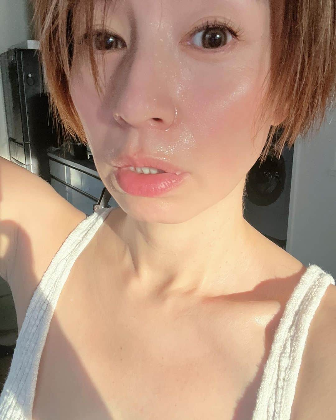 鈴木亜美さんのインスタグラム写真 - (鈴木亜美Instagram)「妊婦は暑い☀️💦 体感温度プラス3℃はあると思う‼️ クーラー28℃でサウナ状態… なんなら汗かいて浮腫み防止というポジティブ思考❤︎ #何もしないでサウナ状態 #ラッキー #節電 #暑いの好き #暑すぎだけど #汗垂れてるの普通 #めちゃくちゃ水飲む #夏の妊婦があってる #冬は閉じこもるし浮腫む #夏の開放感がポジティブにしてくれる #入院まであと５日 #めちゃくちゃポジティブ #マタニティライフありがとう #私を強くしてくれた」8月9日 15時30分 - amiamisuzuki