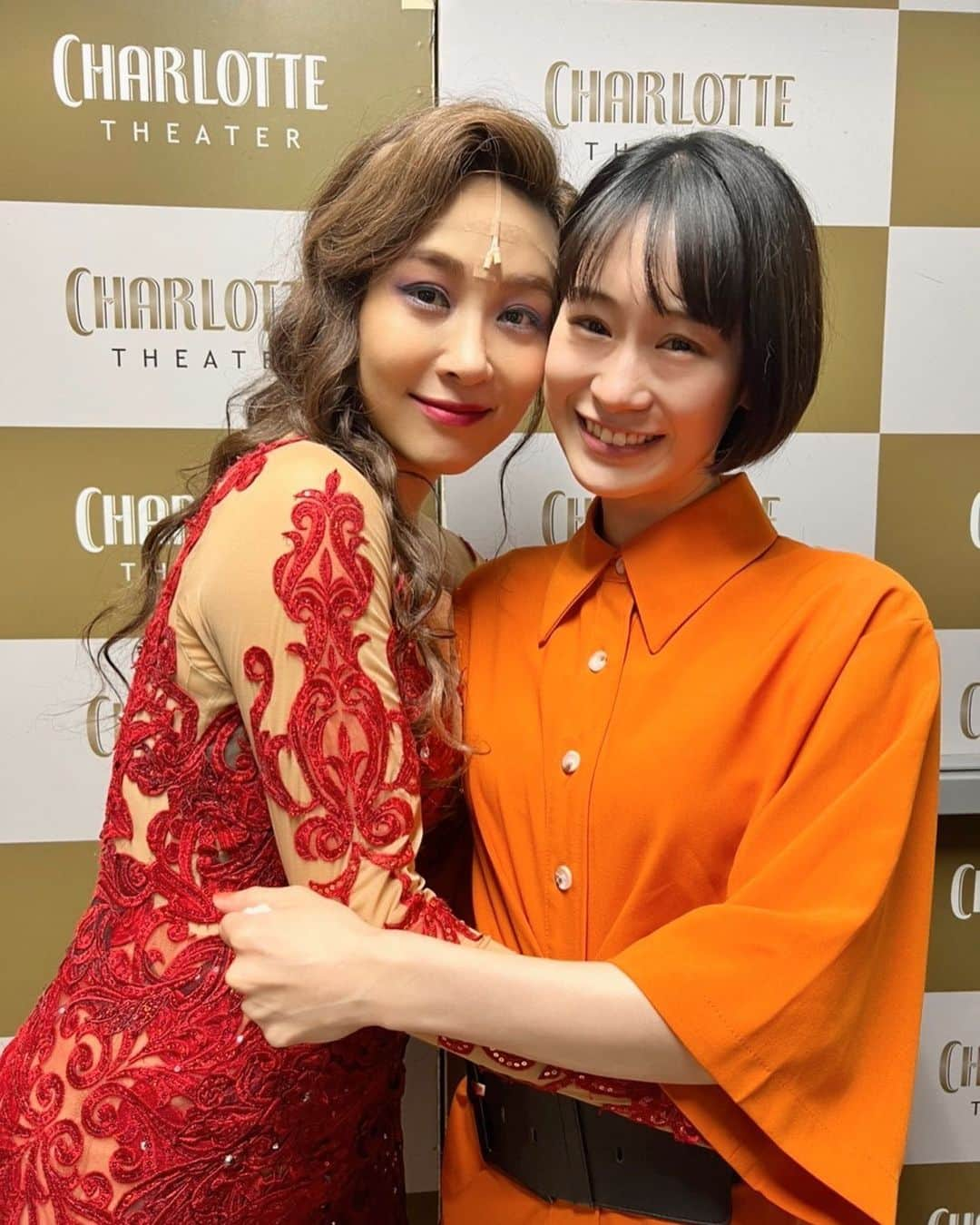 愛希れいかさんのインスタグラム写真 - (愛希れいかInstagram)「心から尊敬するだいすきな人。  ジュヒョンさんの舞台もお人柄も全てが憧れ。 憧れと言ってしまったらそれで終わってしまうのではないかと思うこともあるけれど…やっぱり憧れの方。  小学生の頃に舞台に立つ事を夢みた時のような、感動を与えてくれた人。  私もこんな風にたくさんの人を幸せにする舞台ができる人になりたいな。  素敵な舞台をありがとうございます😌♡  #オクジュヒョン さん♡♡♡ #あまりにも #感動して #号泣した後で目がぱんぱん #美しすぎて #直視できなかったよ #동경하는 사람 #감사합니다　🙇‍♀️  @o._.julia   ＊撮影時のみマスク外してます🙇‍♀️」8月9日 15時52分 - manakireika_official