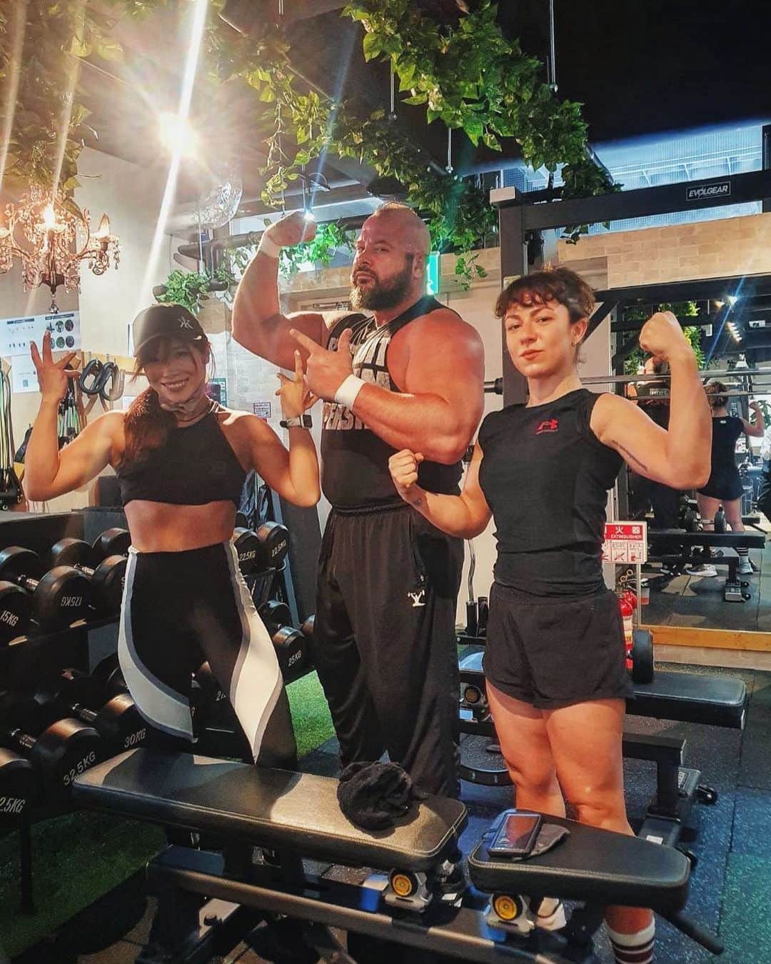 カイリ・セインのインスタグラム：「#teamworkout 💪🏻🔥✨✨」