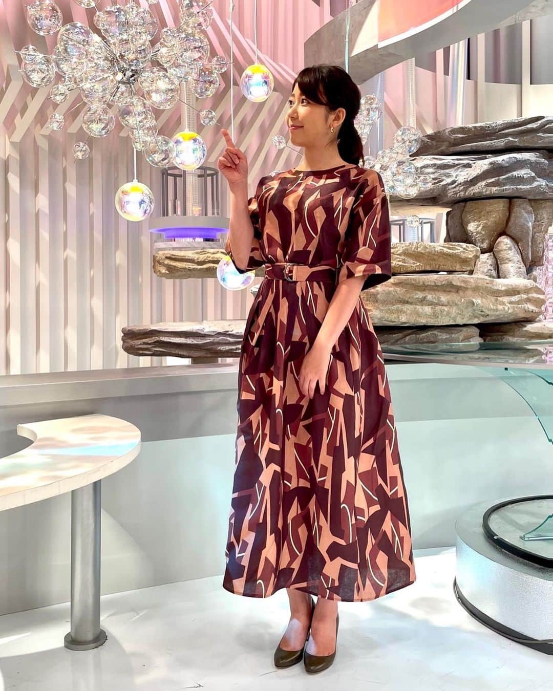 須黒清華のインスタグラム：「先週の「日経ニュースプラス9」 衣装は#doclasse でした👗  うーん、今日も暑い😵💦 体調に気をつけて、乗り切りましょうー‼︎  ちなみに今日からファスティング開始。 もうすでにいろんなものが食べたくて仕方がないー😭💦笑  #日経ニュースプラス9」