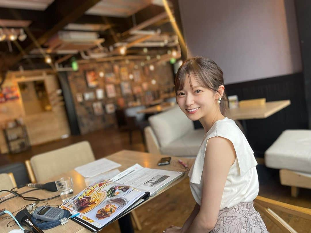 吉田悠希のインスタグラム：「. 髪が急速に伸びたので 最近はずっと高めのポニーテール🐩  ズームで増山さんに会うと また髪伸びてる！！って毎週驚かれる🤭w このまま伸ばすか、切ってみるか悩み中です💭  #ポニーテールアレンジ  #原宿カフェ  #セントフォース  #吉田悠希」