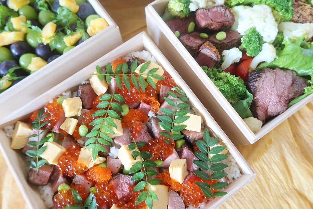 Mai Wakimizuのインスタグラム：「出産祝いに、とご用意してくれた @meetmaster0222特製お弁当♡開けてびっくり！何これー！肉ちらし寿司なんて初めて♡ビフカツやローストビーフも入っててお肉のフルコース＼(^o^)／子ども用に作ってくれたおにぎりさえも美味しそうでした。笑 大人4人でペロリ♡出産頑張って良かった〜♡笑 お昼から贅沢すぎるお弁当でした♡ #wakkingourmet#wagyu粋ru」