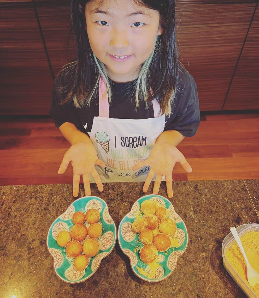 田波涼子のインスタグラム：「おはようございます‼︎  朝から娘はドーナツ作り。 白玉粉とHMと牛乳&砂糖でできちゃうから簡単。 揚げる時だけ私がお手伝いして。 こちらのレシピはYouTubeで検索😜  娘はきな粉、息子は砂糖、私はシナモン♫  丸くて可愛いし、モチモチで美味しかったぁ〜❤︎」