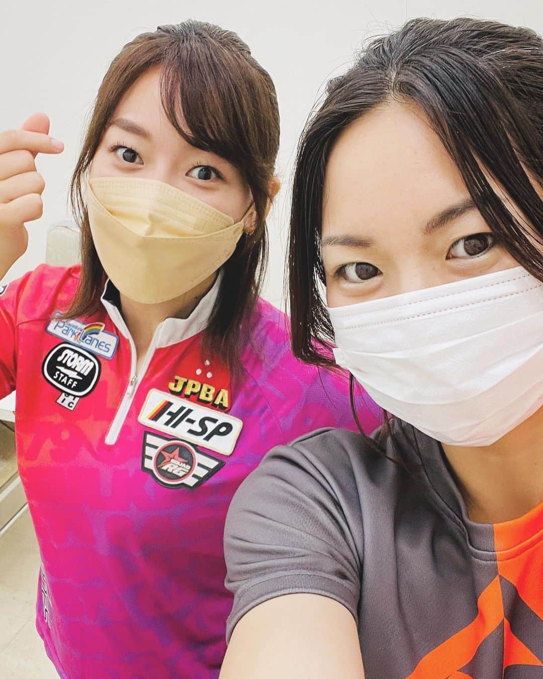 竹原三貴のインスタグラム：「・ ・ ・ 遅くなりましたが 先日のプロチャレンジの投稿を...😎 2ヶ月ぶりにジョイナスボウルさんでの チャレンジマッチへ行ってきました✨  1日目はセンター所属の内田プロと一緒で、 2日目は仲良くさせてもらっている @seulki1006  キムスルギプロとダブルチャレンジでした🥳  内田プロはアマチュアだった頃から知っていたので、 プロになったと聞いて感慨深く これから頑張ってほしいなと思いました☺️  スルギとは3年ぶりくらいの一緒のお仕事でした！ 久しぶりに会えて嬉しかったし、 相変わらず面白い上に いきなり9コールをするなど、 キャラクターだけでなく、 ボウリングも楽しませてくれる選手です🙋‍♀️  一人で日本にやってきて、 ずっと一線で活動し奮闘している姿を見て、 いつもそのたくましさに刺激を受けています。  美人で可愛いのに飾らないところがまたいいんです🥰 まだ会ったことない方は 是非チャレンジへ行ってみてくださいね😊  今回のチャレンジも大成功でした！ ご参加頂きました皆様暑い中 本当にありがとうございました🙏  #ポニーテール女子 #ponytail #ロングヘア #高身長女子 #longhair #高回転女子 #볼링 #털어치기 #크랭커 #保齡球　 #bowling #highrev #ボウリング #ボーリング #高回転 #ローダウン #볼링하는여자  #ローダウン #ローダウン女子 #training #sportbowling #hexa  #롱헤어　#プロボウラー #볼링연습중　#プロチャレンジ」