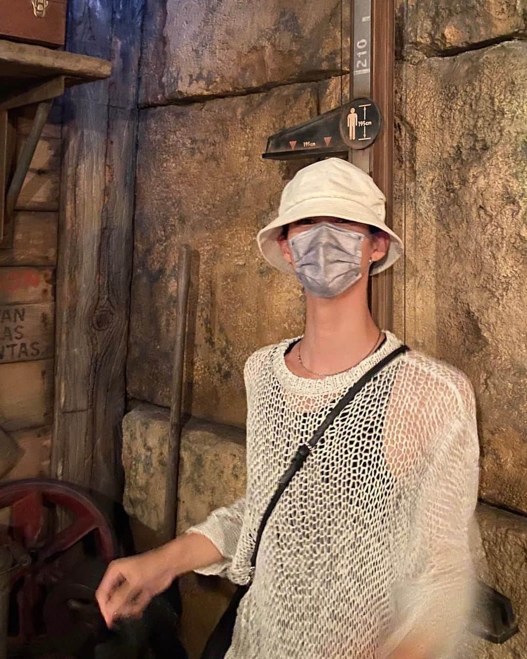 野村大貴のインスタグラム：「はじめて身長はかられた  #レイスピ #TokyoDisneySea」