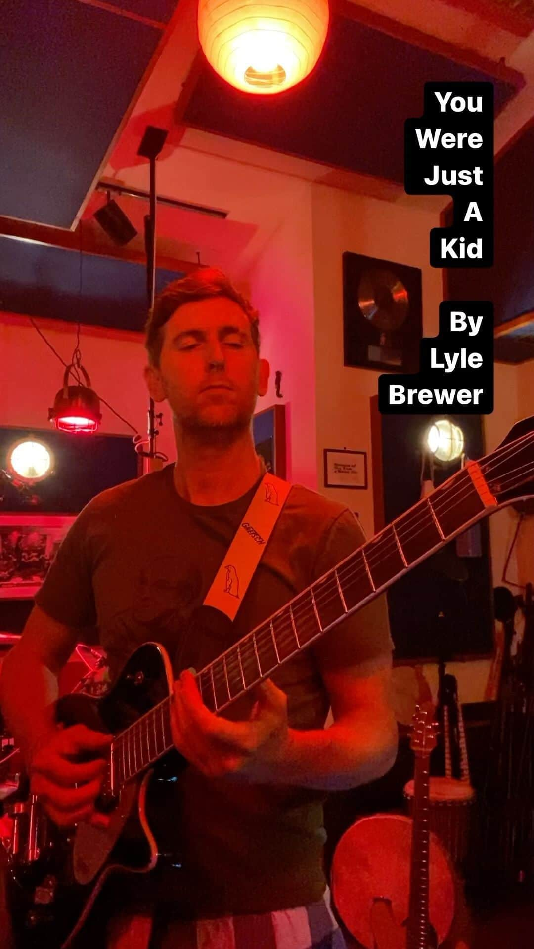 ジェシー・カーマイケルのインスタグラム：「Love this song by @lylebrewermusic check his page for good guitar stuff」