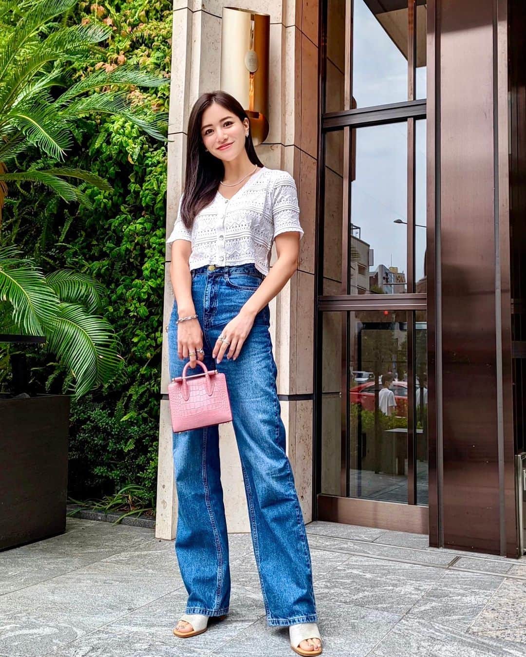 のインスタグラム：「こんにちは☀️ お気に入りのデニムちゃん👖 スタイル良く見せたかったらこれ。 本当最高美脚デニム👏 . tops... @grl_official  denim... @tarajarmon_jp  bag... @strathberry  sandals... @loewe  . ストラスベリーの新作バッグ👜 ピンクが可愛い💗 . #りなまるコーデ #デニムコーデ #tarajarmon #パリコーデ #strathberry #grl #グレイル #グレイル購入品」