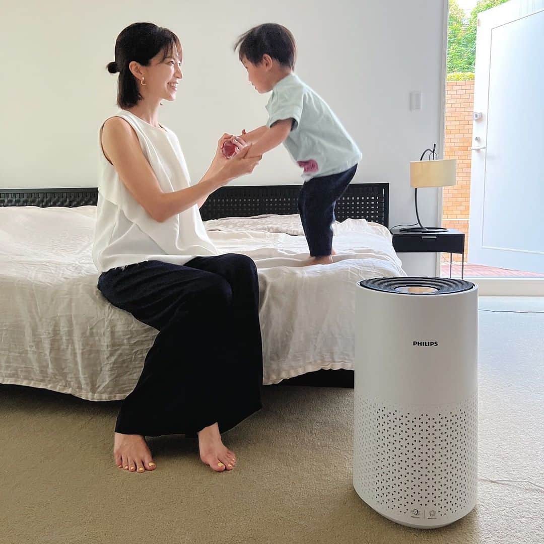 のインスタグラム：「Philips Air Purifier 1000i seriesはスタイリッシュなルックスなのでインテリアとしてもおしゃれ✨  ペットも一緒におやすみする寝室に置いています。  安心のPhilipsブランドで分かりやすくて便利な機能付き！  お掃除苦手な私にはメンテナンスがしやすいのもありがたいです☺️ 消費電力も低くて、今の時代に合っている空気清浄機。  これ1台で21畳分の空気を綺麗にしてくれるので、家族で気持ちよく過ごせています✨  #パーフェクトエアクリーン #新浄識の空気清浄機 #PHILIPSだけの空気清浄力 #0_003マイクロメートルのウイルスも除去 #上がれQOL #pr  @philipshomelivingjp」