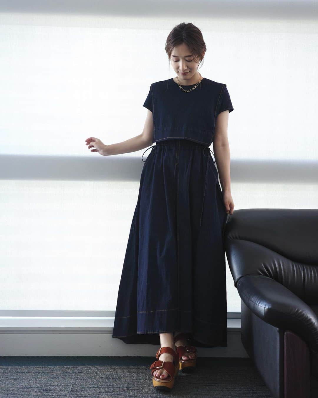 のインスタグラム：「明日夜9時からの 上田と女が吠える夜に出演します！ テーマは美意識高すぎるヤツSP  ぜひご覧ください☻  衣装 one-piece @aula.aulaaila_official jewelry @gypphy  デニムのワンピースに大きめのアクセサリーがかわいかった😍 靴はスタイリストさんの私物で @marni です♡  #上田と女が吠える夜 #日本テレビ #緊張するけど楽しい番組 #美意識感化されました」