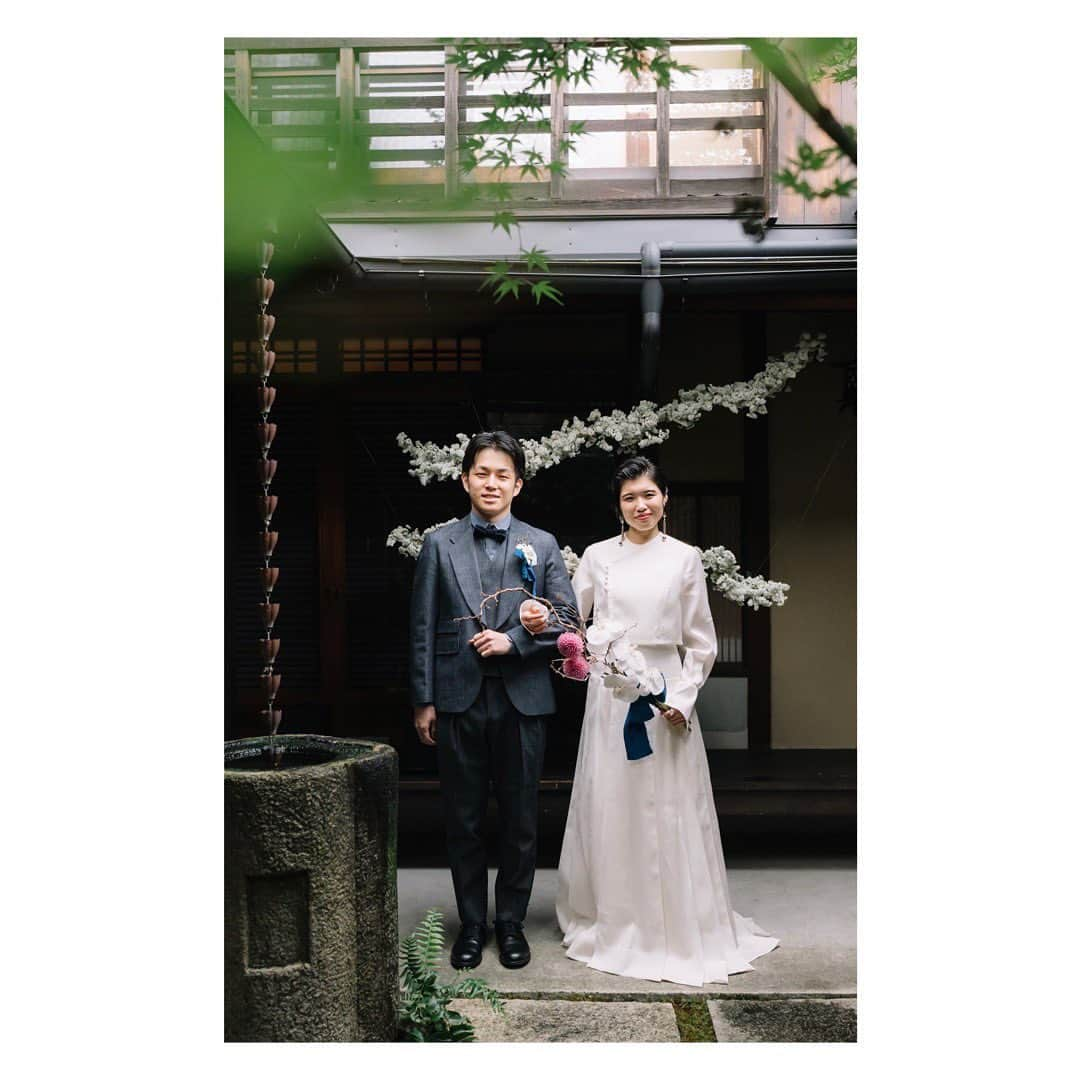 lso_wdさんのインスタグラム写真 - (lso_wdInstagram)「produced by @life_style_order ⁡ Groom's costume... 結婚式のカジュアルな新郎衣装をオーダーメイドでお仕立て致します。  レンタル @lso_closet  オーダー @life_style_order  ※完全予約制での受付となります。  オンラインショップ ▷▷▷ shop.lifestyleorder.com ----------------------------------------- ※東京目黒の店舗は完全予約制となります -----------------------------------------  #新郎 #新郎衣装 #前撮り #家族婚 #フォトウェディング #少人数結婚式 #ウェディングフォト #ウェディングスーツ #レンタルタキシード #オーダータキシード #タキシード #プレ花嫁 #2022夏婚 #2022秋婚 #2022冬婚」8月9日 14時49分 - lso_wd