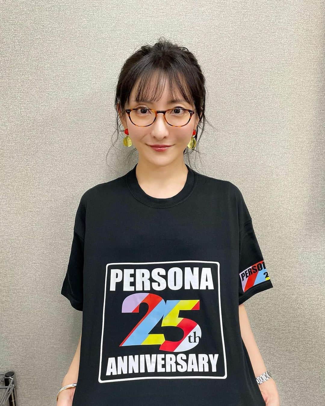 松澤千晶のインスタグラム：「ペルソナ25周年Tシャツ。  触れたカラーの分だけ人生が彩られます。  この日のピアスは、P4とP5のイエロー×レッドでした。  #ペルソナ #P25th #PERSONA4 #PERSONA5」
