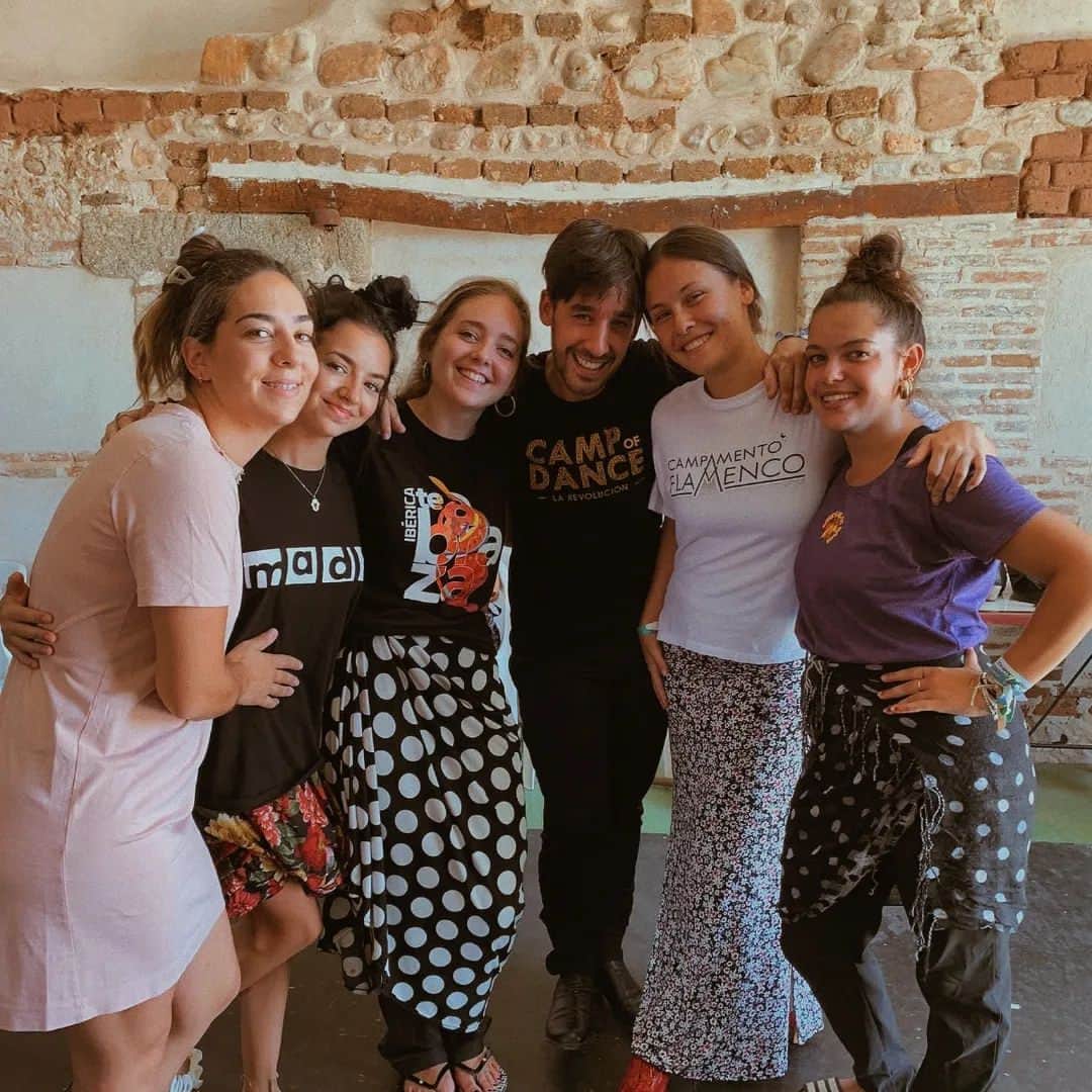 La Pulgaのインスタグラム：「@campamentoflamenco ❤ Gracias por ser tan buenos compañeros !! Os adoro y espero que sigamos juntos en este camino !!  Gracias a las repetidoras más guapass @monicamendezbailaora @marinapereaflamenco por ayudarnos siempre ❤ Y Gracias a mi @cristianperezflamenco @lafarelo  por crear @campamentoflamenco , gracias por cuidarnos tan bien , me he sentido como en casa , y muchas graciass por ayudarme a abrir mi mente jejeje  Os quiero y nos vemos pronto ❤」