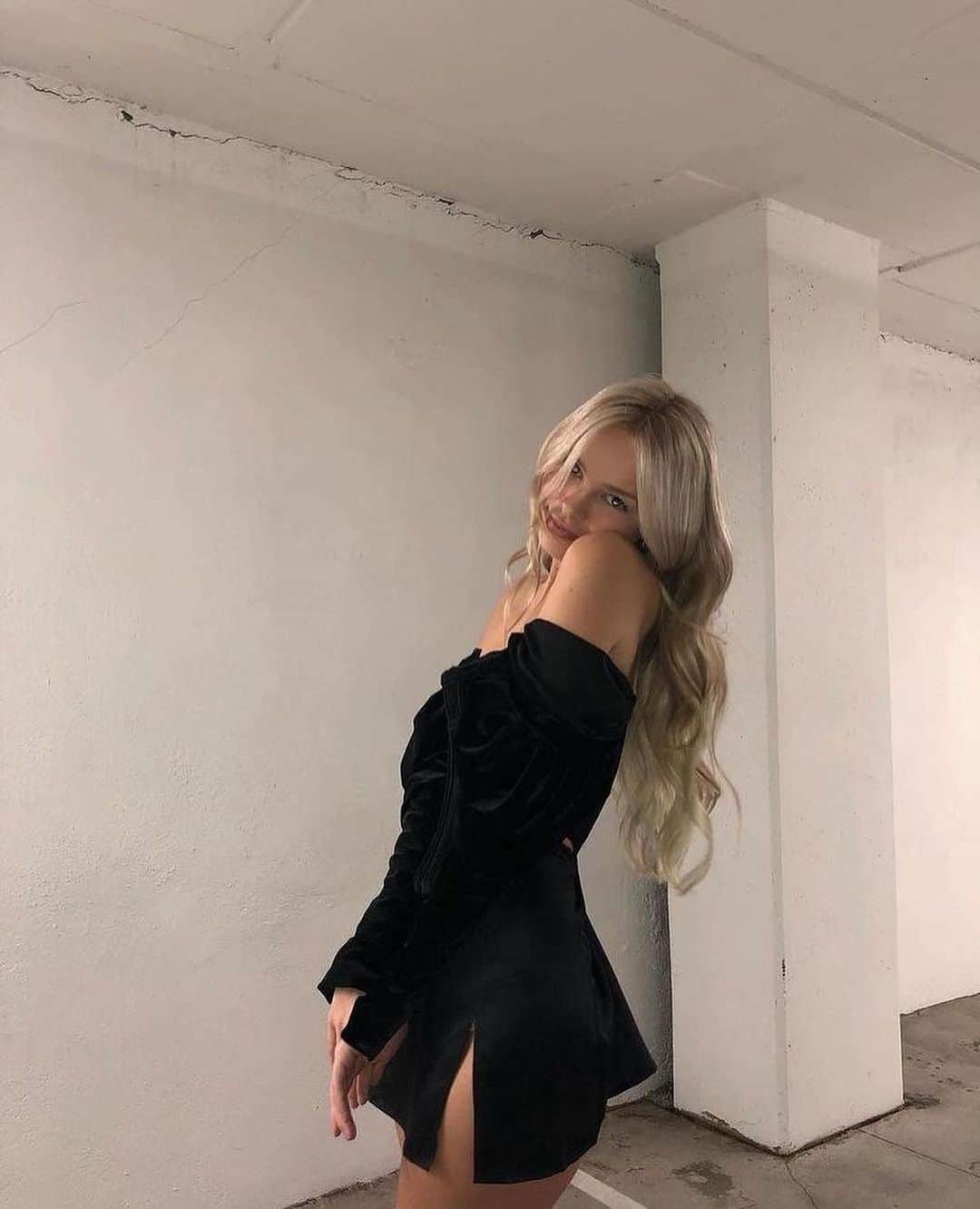 Flawhyesのインスタグラム：「Which outfit: 1-5?」
