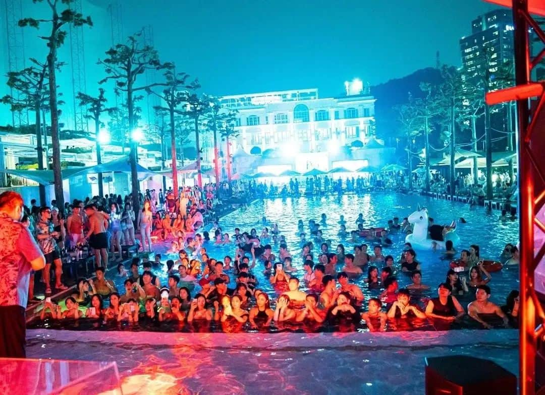 アレン・キボムさんのインスタグラム写真 - (アレン・キボムInstagram)「Reposted from @sdkbworld The ENTC x Banyan Tree Pool Party event was held on August 6th of 2022 with a great success. From Project NFT artists to celebrities and VIPs, more than 3,000 attended the party, illustrating the event’s popularity within the community. We appreciate your support and promise our utmost care and attention to the ENTC project. Thank you, sincerely!  8월 6일 진행된 ENTC x 반얀트리 NFT 풀파티 이벤트가 성황리에 종료되었습니다. 프로젝트 NFT 아티스트, 셀럽, BJ, VIP등 참석 인원만 3천명 이상의 뜨거운 열기로 커뮤니티 이벤트로서 자리매김한 유의미한 행사였습니다. 성원에 진심으로 감사드리며 더욱 정진하는 ENTC 프로젝트가 되겠습니다.  #ENTC」8月9日 17時04分 - allen_kibum