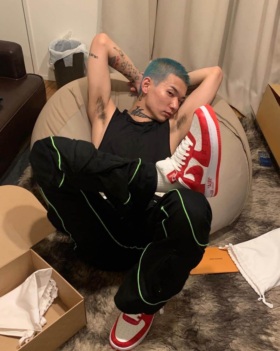 カワグチジンのインスタグラム：「高い靴　@louisvuitton  @nike」