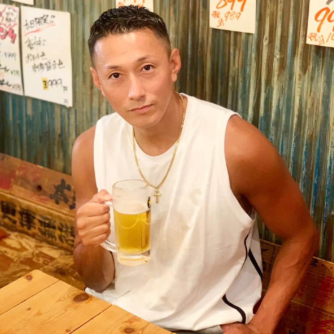 黒石高大のインスタグラム：「居酒屋大好き とくに昼間の居酒屋 お昼から飲むの最高だよね 今宵22時からインスタライブやるんで 付き合ってください」