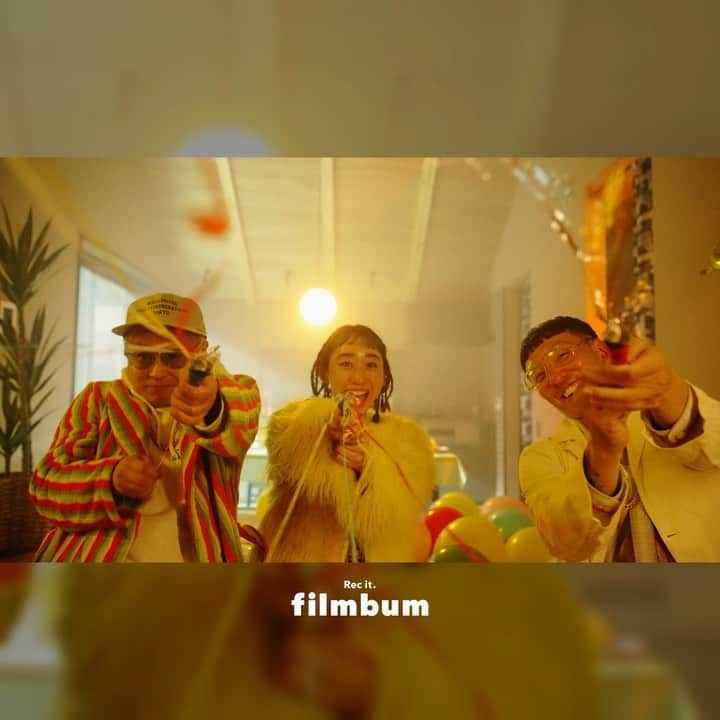 椎名琴音のインスタグラム：「🌼嬉しい告知🌼 filmbumさんの映像企画で 歌って、踊って、 パーリーさせていただきました💐 あらすじや衣装美術なども考えたり 深く関われた作品。 PESさんショーゴさんとの 曲作りもとっても楽しかったです💕  本編はYouTubeで 《Charlie share》と 調べてね🌱」