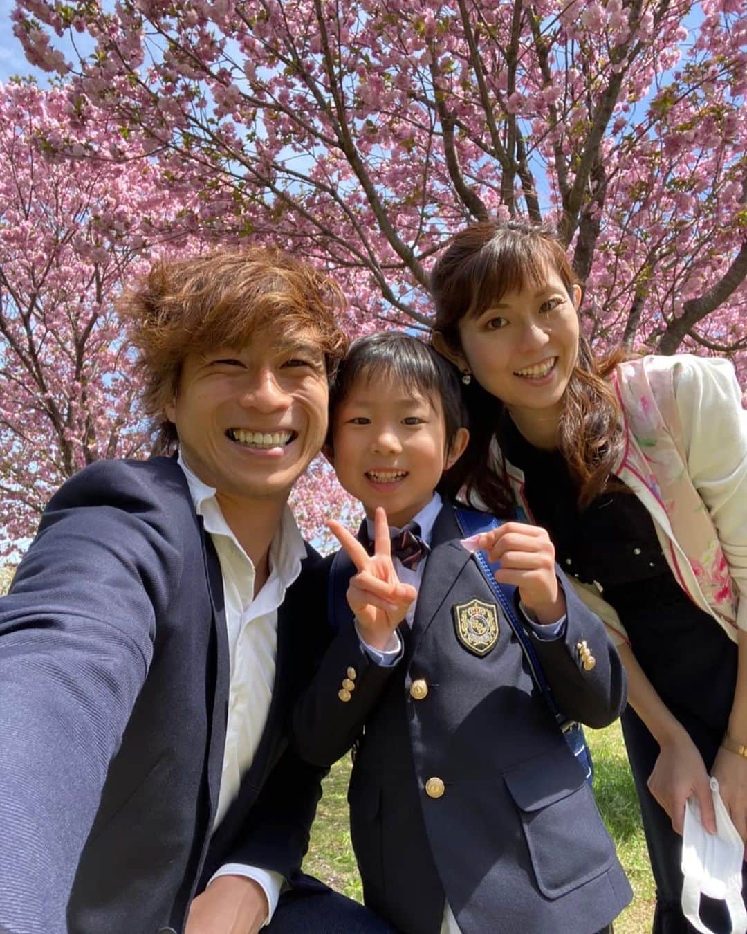 クレイジーパパのインスタグラム：「おかげさまでタイガはこの春から小学生になりました🎒  8月に7歳になったタイガは4月から小学生に🐯  「学校が楽しい！だって友達がいるから！」子育てに正解は無いけど父ちゃんはタイガを誇りに思うよ✨  運動会ではドラゴンボールフィギュアをGETするために徒競走で1位に😅マジ足速い‼️父ちゃん抜かれる😅  幼稚園の卒園式では先生とのお別れの挨拶でタイガ号泣😭ピュアなタイガに思わず父ちゃん貰い泣き😹  コロナ禍で色々あったけど、家族とのかけがえのない時間を過ごせてる今に感謝✨  そしてタイガが小さい頃から温かく見守って頂いてみなさん。赤ちゃんだったタイガがクラスのみんなを笑わす最高のエンターテイナーに育ってます😊  これからもたくさんの人に笑顔と元気を与えられるように✨クレイジーに生きてくぜ👍  #子育てに正解はない #お互い誇れる親子関係 #お互い尊敬しあえる親子関係 #お互い信頼しあえる親子関係 #それが俺たちの生き方」