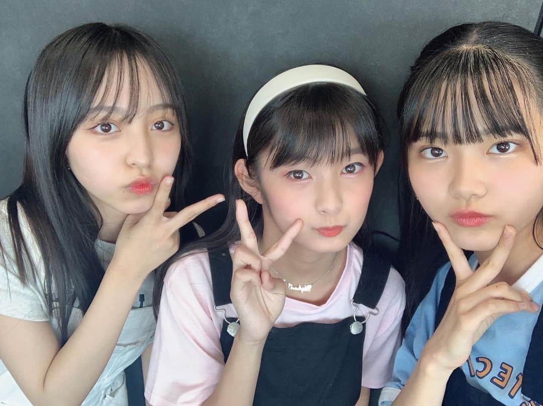 南青山少女隊のインスタグラム：「みゆうちゃん卒業おめでとう🌸🎓 これからも頑張ってね💞  卒業動画もチェックよろしくおねがいします🙏🏻💭  #南青山少女隊#MAS#avex#YouTube #自撮り#卒業#jc#js  #堀越美咲#美咲」