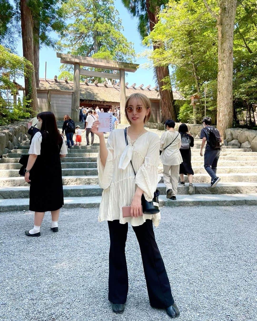 榊原伶奈のインスタグラム：「6月に行った伊勢志摩旅行🙌💫 　　　　　　　　　　　　　　　　　　 伊勢神宮の御朱印帳も買えて満足🫶🏻　　　　　　　　　　　　　　　　 　　　　　　　　　　　　　　　　　  #伊勢志摩 #伊勢神宮 #伊勢  #おいせさん #おかげ横丁  #御朱印 #御朱印帳 #伊勢神宮御朱印 #御朱印ガール #神社巡り」