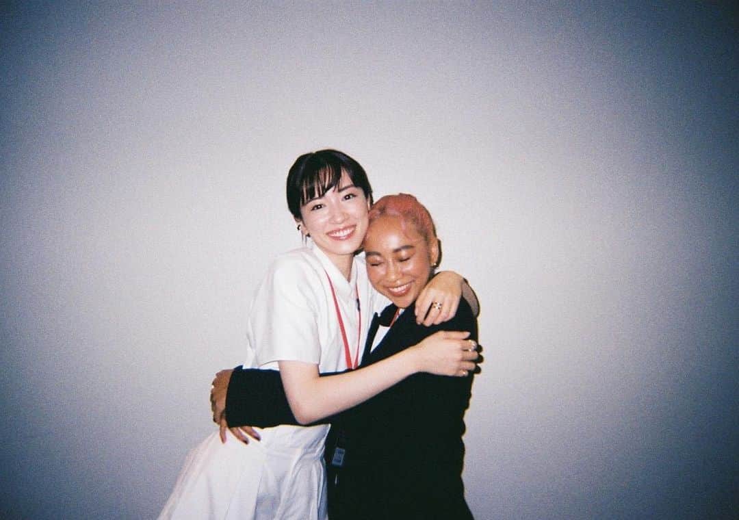 のインスタグラム：「・ テルちゃんとのハグ写真📷🌈 （二人で呼び方決めて慣らし中！笑） いつも明るくてとにかく優しいテルちゃん。 会える日は嬉しいのです🤭 #めいテル #今夜6話」