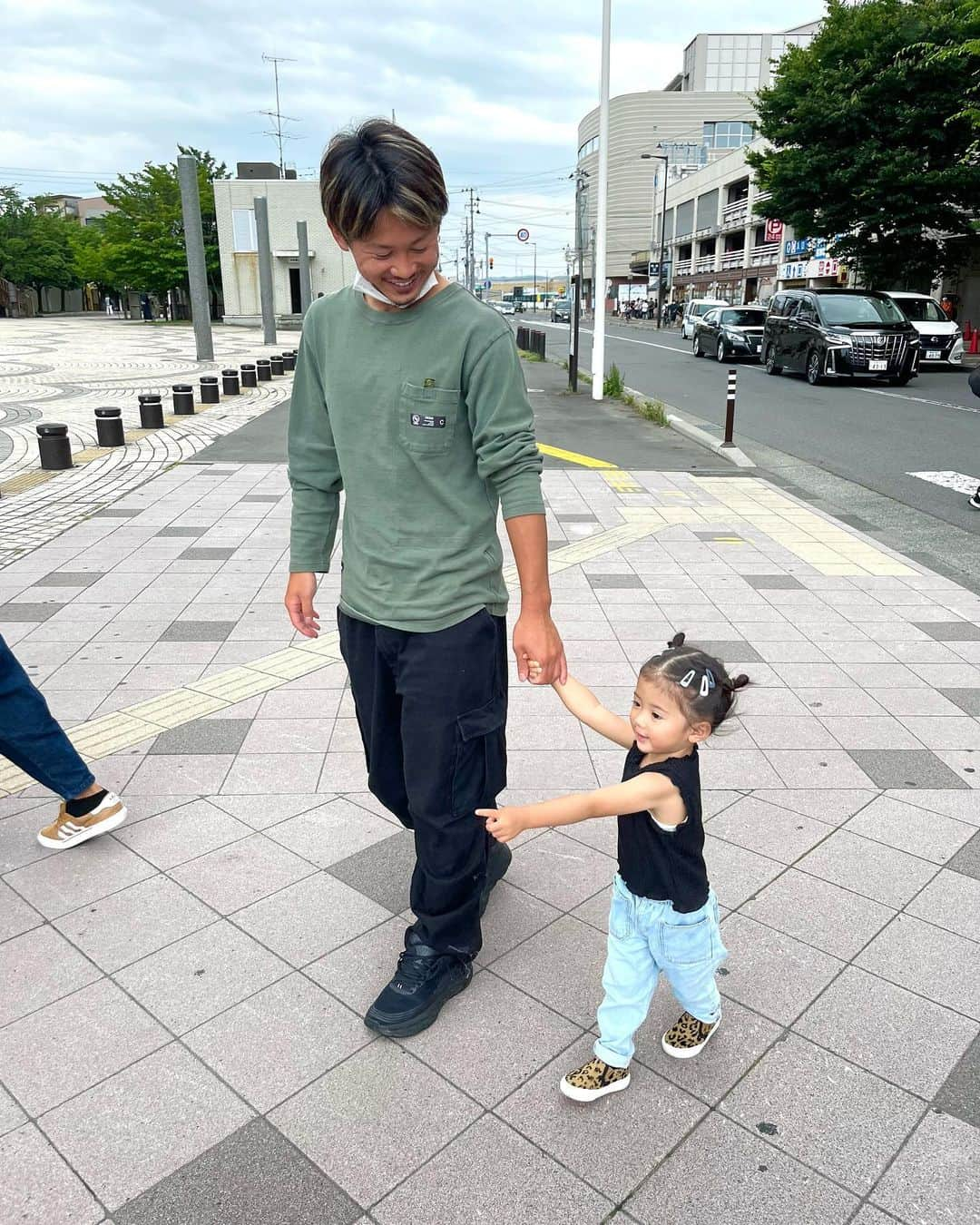 和田昌士さんのインスタグラム写真 - (和田昌士Instagram)「オフのできごと  甲斐ファミリーにお邪魔して青森旅してきました✌️  #パパの模擬体験 #初ベビーカー #初手繋ぎ #初抱っこ #子供を持つとはこういことか #可愛すぎた #パパになる日も遠くはないはず  #今んとこは未定」8月9日 19時45分 - wd.mss0411