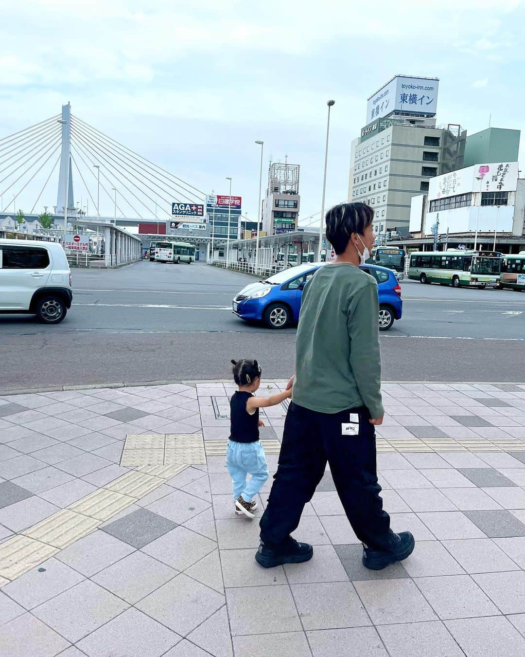 和田昌士さんのインスタグラム写真 - (和田昌士Instagram)「オフのできごと  甲斐ファミリーにお邪魔して青森旅してきました✌️  #パパの模擬体験 #初ベビーカー #初手繋ぎ #初抱っこ #子供を持つとはこういことか #可愛すぎた #パパになる日も遠くはないはず  #今んとこは未定」8月9日 19時45分 - wd.mss0411