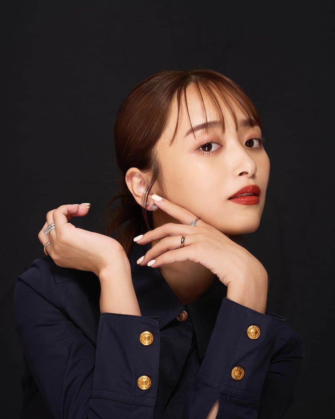 近藤千尋のインスタグラム：「ルイ・ヴィトンから 新作ファインジュエリーコレクション LV ダイヤモンドが発売され、 撮影させて頂きました💕🥹💍 ドキドキな撮影🤍🤍🤍  リングやピアス、ペンダントなど、 特別なシーンだけじゃなく デイリーでも楽しめるアイテムが 揃うみたいなので、 ぜひチェックしてみてくださいね🤍🥰  @louisvuitton #LVDiamonds #LVFashion」