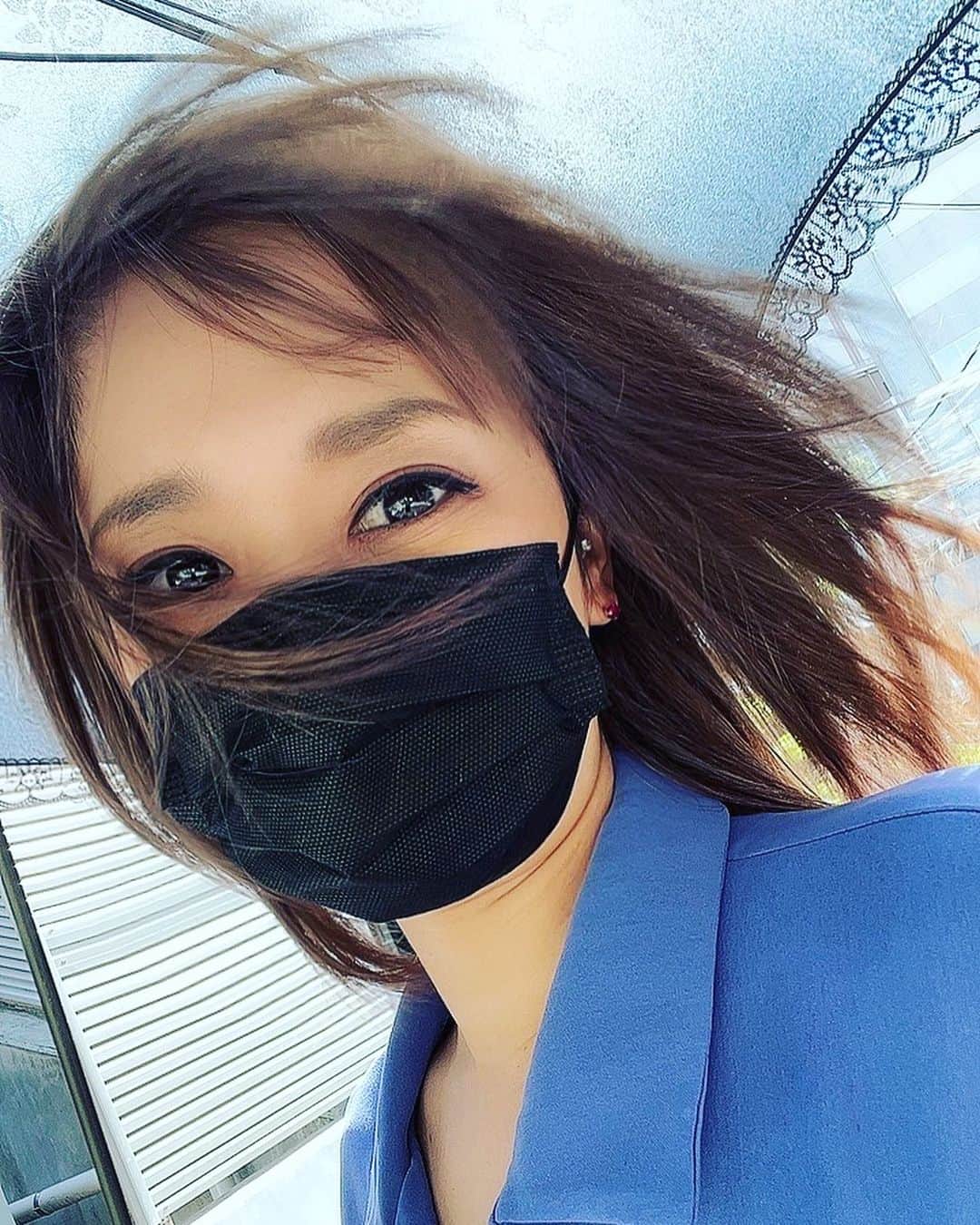 蒼井そらのインスタグラム：「髪質改善縮毛矯正やってから 毎日ドライヤーだけで過ごせるようになった。 月1のメンテで髪質改善しながら 根元のブリーチとトリートメント。  今回もツヤツヤさらさらに。  まだ始めて3ヶ月だけど、 順調に髪は育ってて どんどんツヤ髪になり 剛毛バサバサだった髪の毛が とっても柔らかくなってる。  嬉しい！  @keitaroh4hair  @hair.make.earth   #ツダ式プレミアムストレート  #髪質改善ストレート #髪質改善トリートメント  #縮毛矯正」
