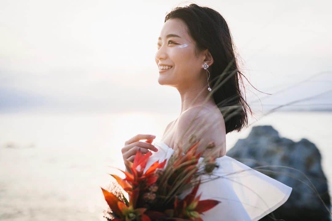 のインスタグラム：「夕日もメイクもドレスも全部可愛い〜！ クリエイティブ夫婦に撮ってもらったよ🫶 めちゃくちゃお気に入り✨ 今日のYouTubeも見てねー！ ストーリーズ貼ってます❤︎ make： @mikako.machu  photo： @harakohei  model： @hachiyaami #dress#wedding#weddingdress #sunset  #followforfollowback #fashion #followmeplease #shooting#flower」