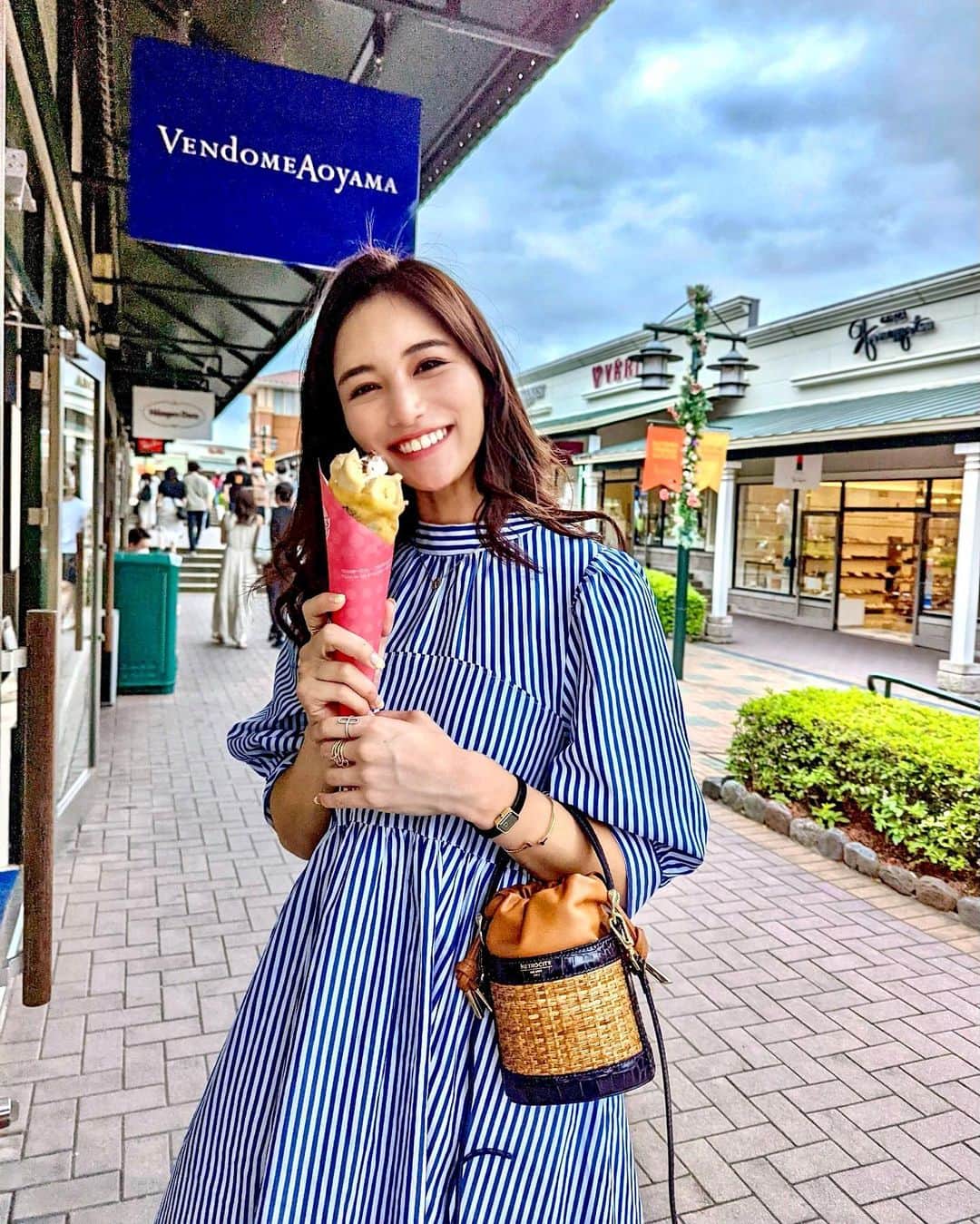 のインスタグラム：「先月の箱根撮影の帰り🚘 御殿場アウトレットに寄り道。 撮影終えたご褒美クレープ🍌 この日もバナナ食べてたな🤣バナ活！ . dress... @loulouwilloughby_official  bag... @metrocity.japan  sandals... @hermes  . 最近後ろにリボンがあるお洋服が好き。 動画は上唇に生クリームついてるのに気づいてないの恥ずかしかったのでリールにするのはやめました笑 . 今日もお疲れ様でした🥹 . #御殿場アウトレット #クレープ #crepe #metrocity #食べ歩き #箱根 #御殿場 #りなまるコーデ #夏コーデ」
